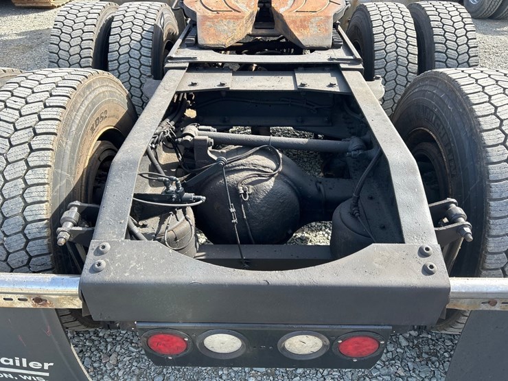 peterbilt-388-image-24