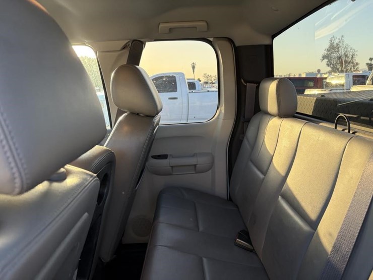 2013-chevrolet-2500-image-15