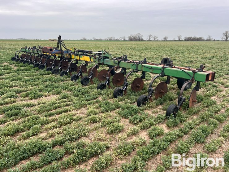 16r30-strip-tiller-image-5