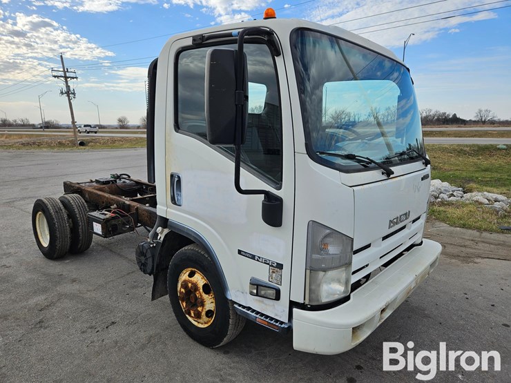 2015-isuzu-npr-image-3