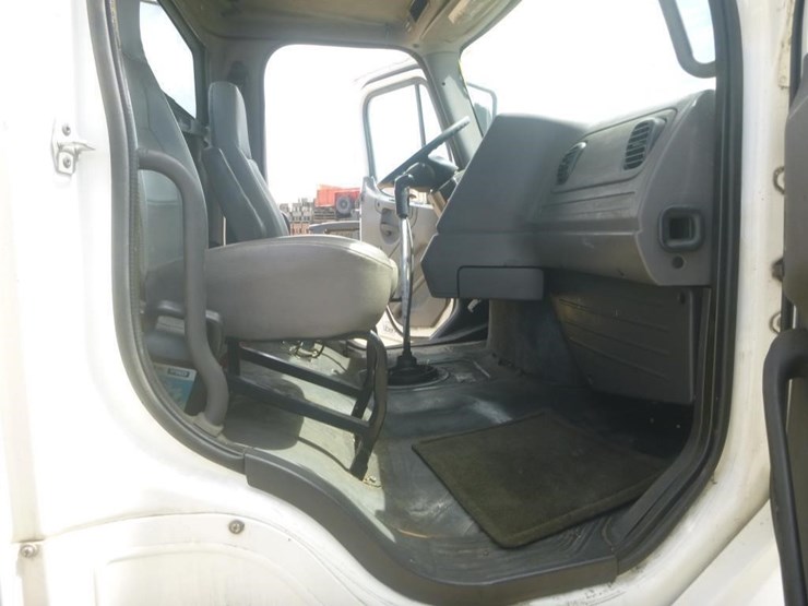 2012-freightliner-m2-s/a-truck-tractor-image-12