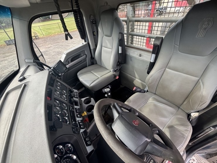 2019-kenworth-t880-image-32