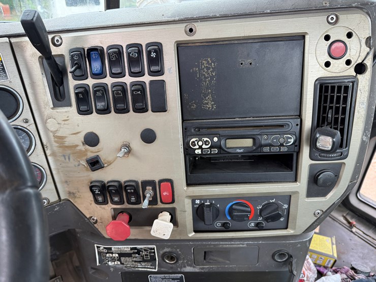 2009-mack-granite-gu713-image-17