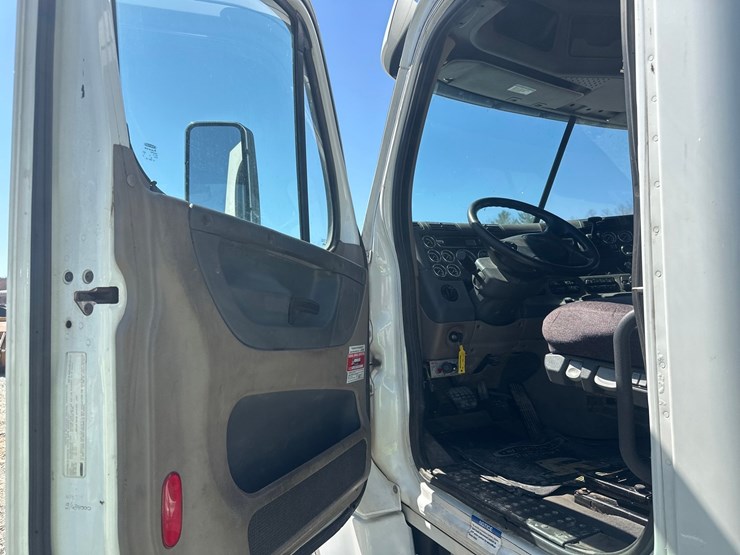 2014-massey-ferguson-8-image-27