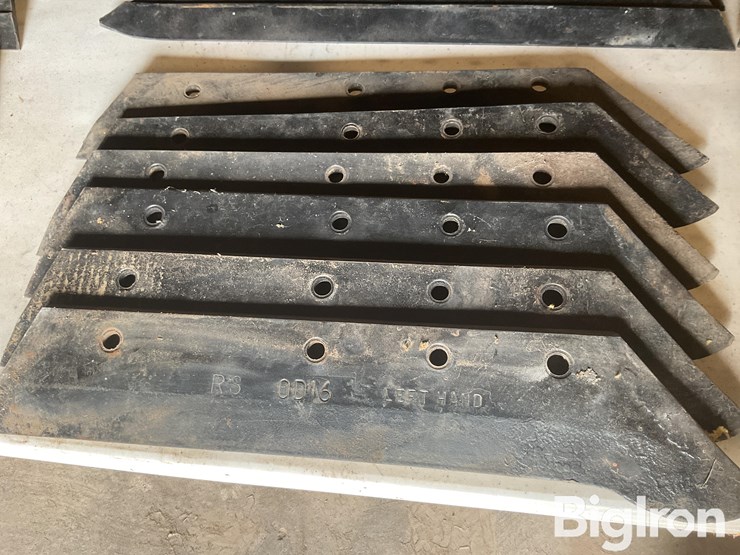 moldboard-plow-lays-image-10