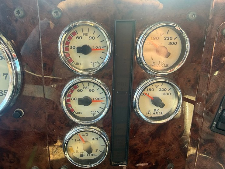 #1262-•-2004-international-9400i-6x4-sleeper-cab-truck-tractor-image-73