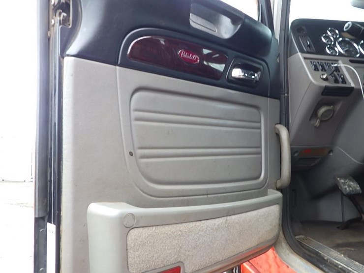 2016-peterbilt-3-axle-logging-truck-image-77