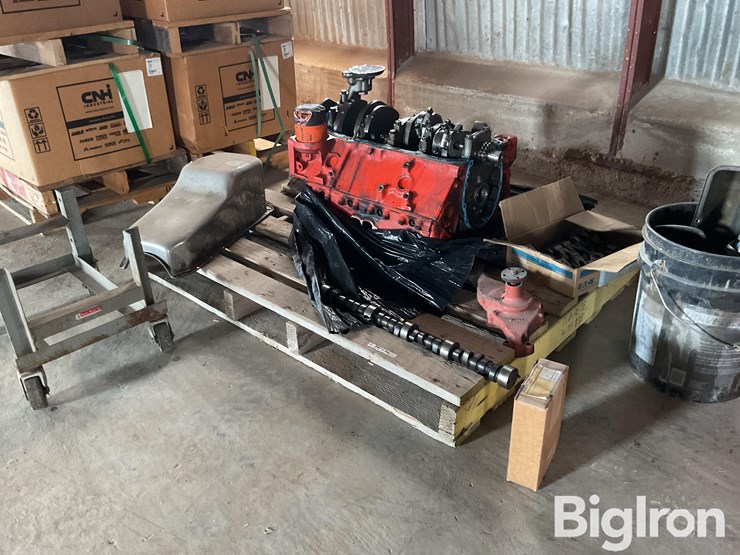 gm-small-block-v-8-gas-engine-image-1