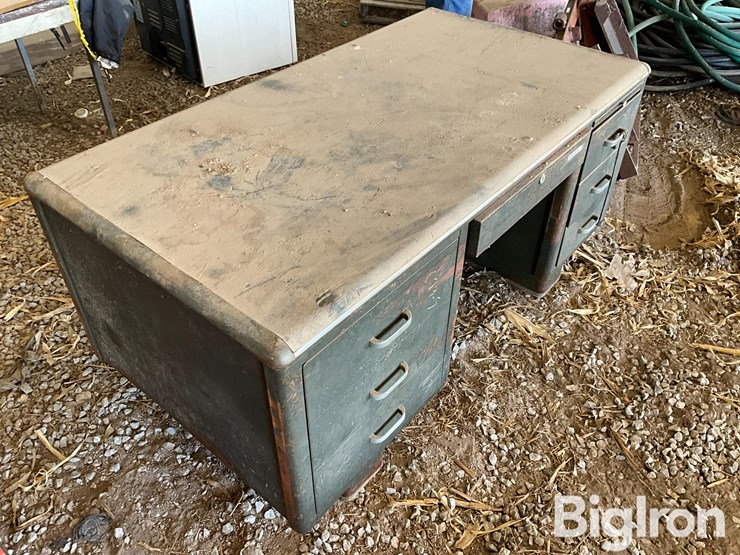 steel-desk-image-3