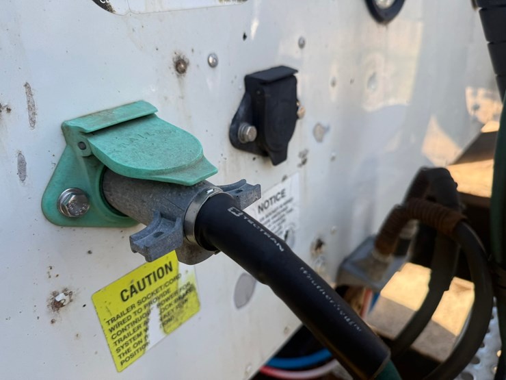 #1262-•-2004-international-9400i-6x4-sleeper-cab-truck-tractor-image-33