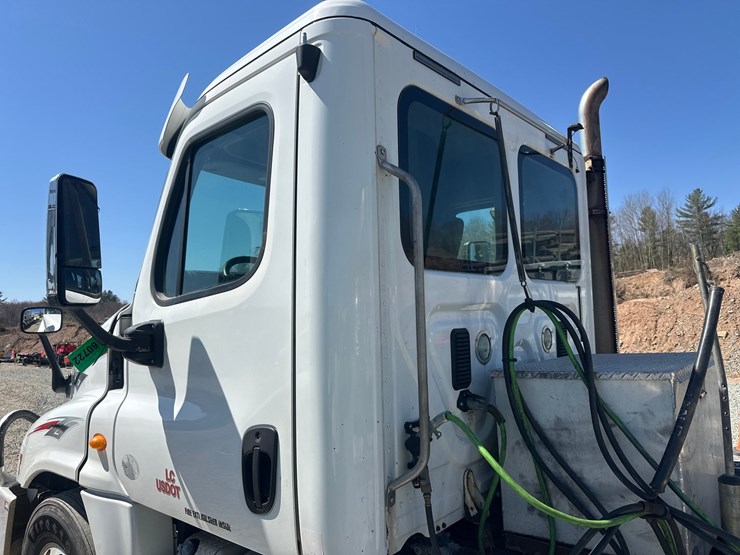 2014-massey-ferguson-8-image-12