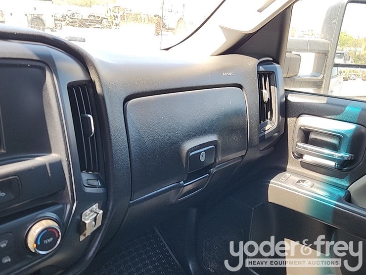 2017-chevrolet-silverado-2500hd-image-26