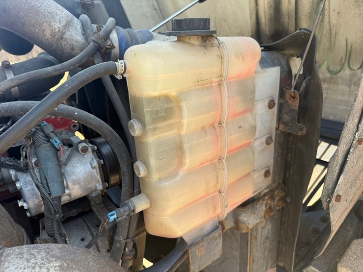 #1262-•-2004-international-9400i-6x4-sleeper-cab-truck-tractor-image-28