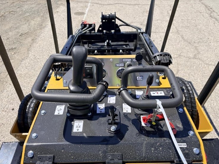 2026-agt-kkta27-skid-steer-loader-image-12