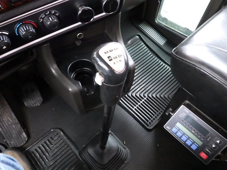 2016-kenworth-w900-image-100