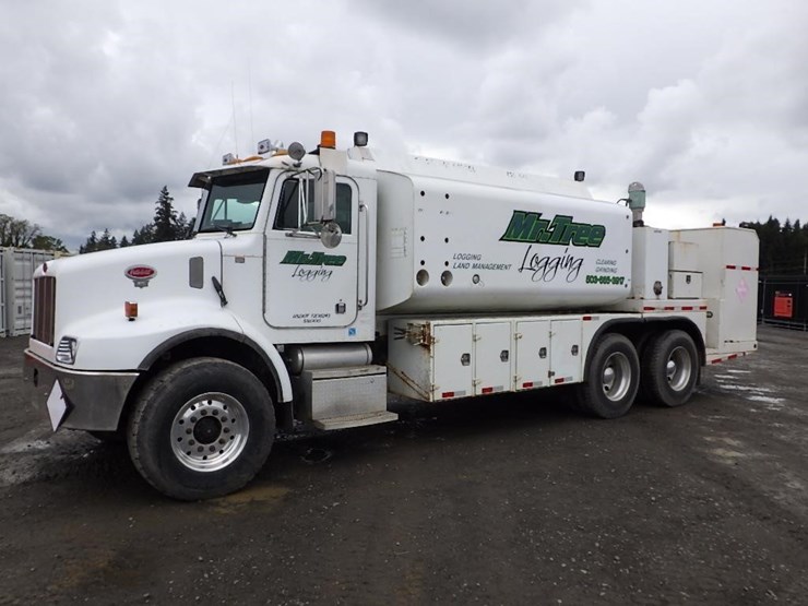 2005-peterbilt-pb330-22'-t/a-fuel-lube-truck-image-1