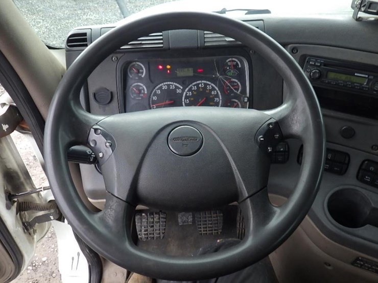 2012-freightliner-cascadia-125-image-83