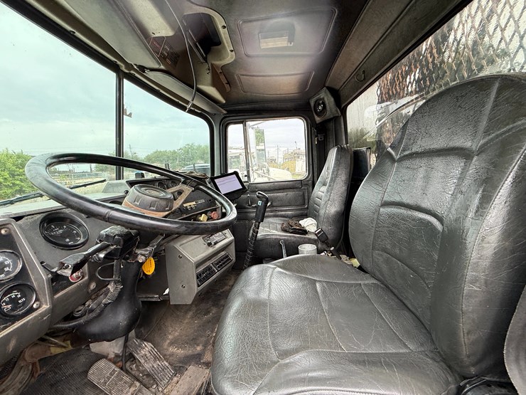 2001-mack-rd688s-image-18