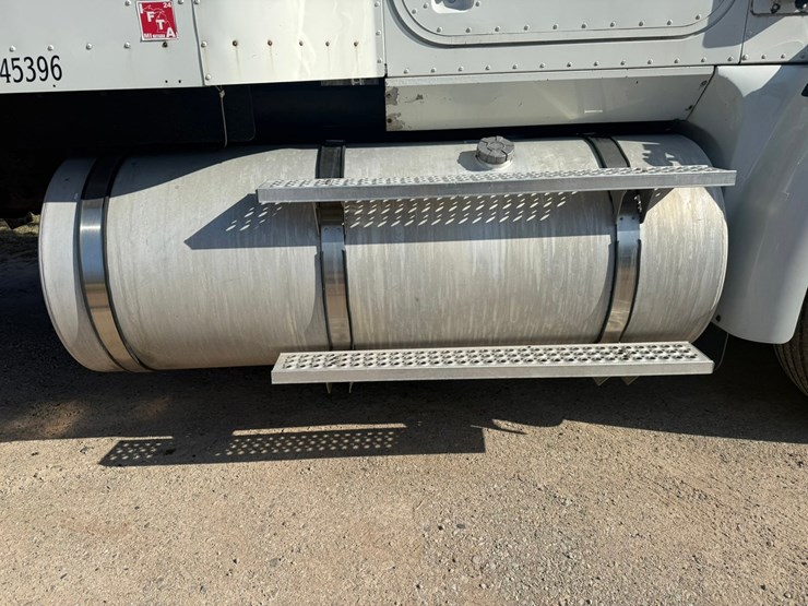 #1262-•-2004-international-9400i-6x4-sleeper-cab-truck-tractor-image-57