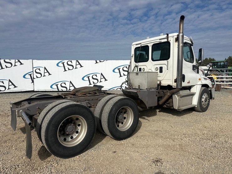 2014-massey-ferguson-8-image-5