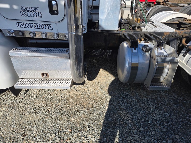 2013-peterbilt-386-image-17
