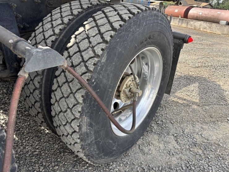 2018-peterbilt-367-image-12