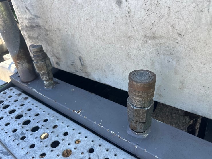 2014-massey-ferguson-8-image-19