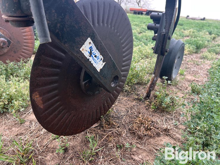 16r30-strip-tiller-image-12