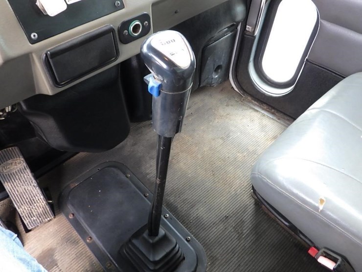 2005-peterbilt-pb330-22'-t/a-fuel-lube-truck-image-82