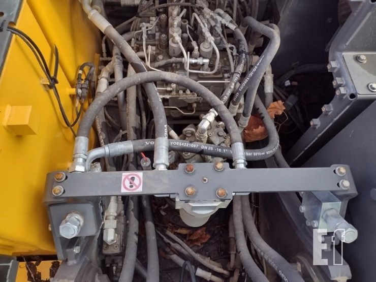 2020-volvo-ec220e-lr-image-46