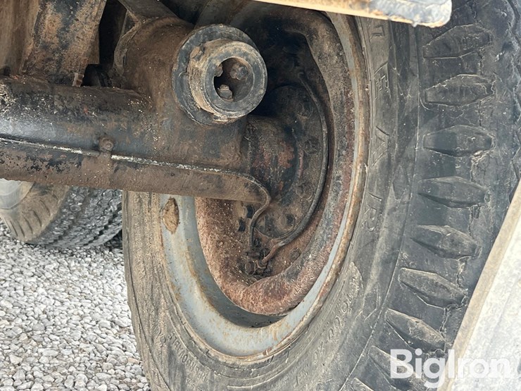 1977-ford-800-image-9