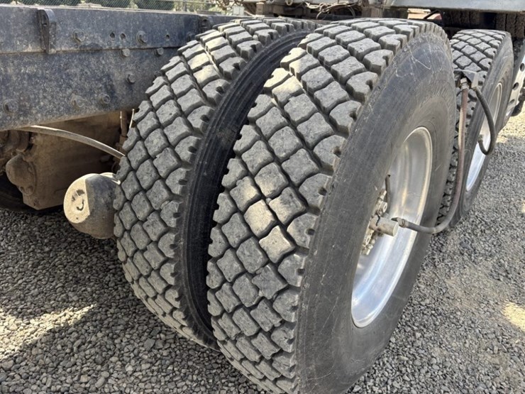 2000-peterbilt-378-image-11