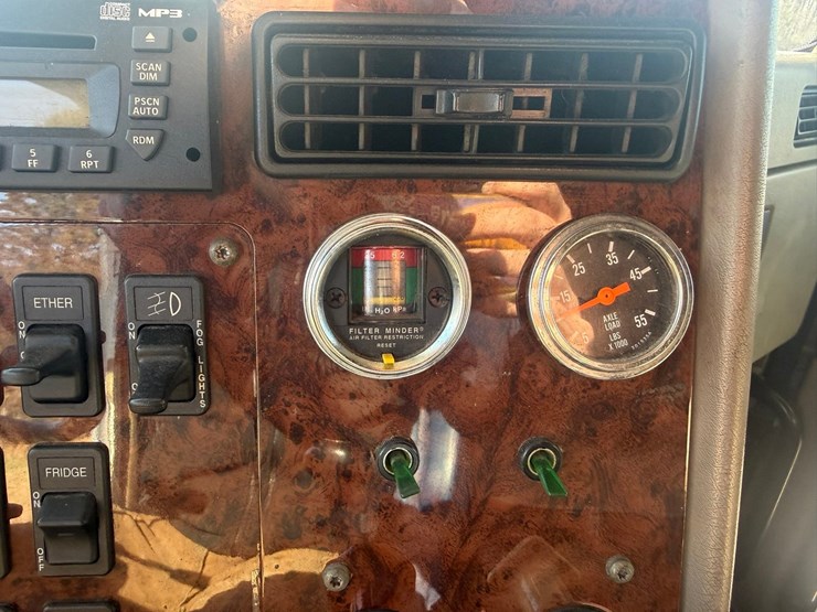 #1262-•-2004-international-9400i-6x4-sleeper-cab-truck-tractor-image-72