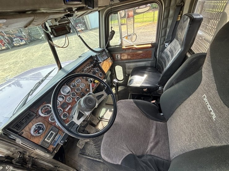 2000-peterbilt-378-image-36