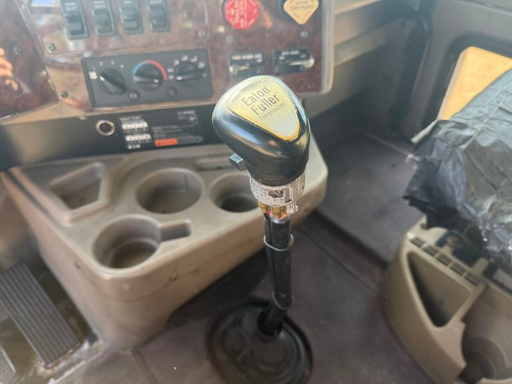 #1262-•-2004-international-9400i-6x4-sleeper-cab-truck-tractor-image-66