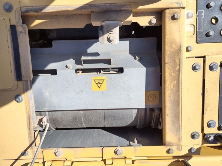 2014-deere-245g-lc-image-45