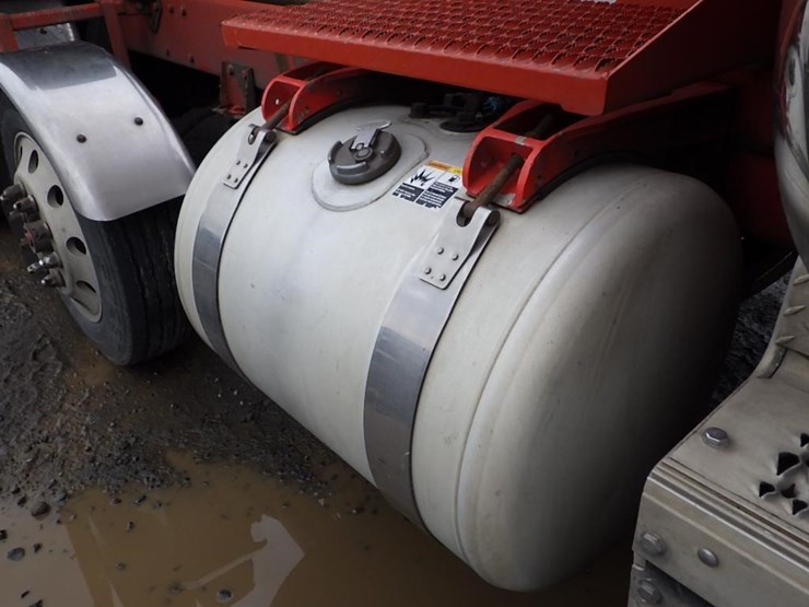 2016-peterbilt-3-axle-logging-truck-image-50