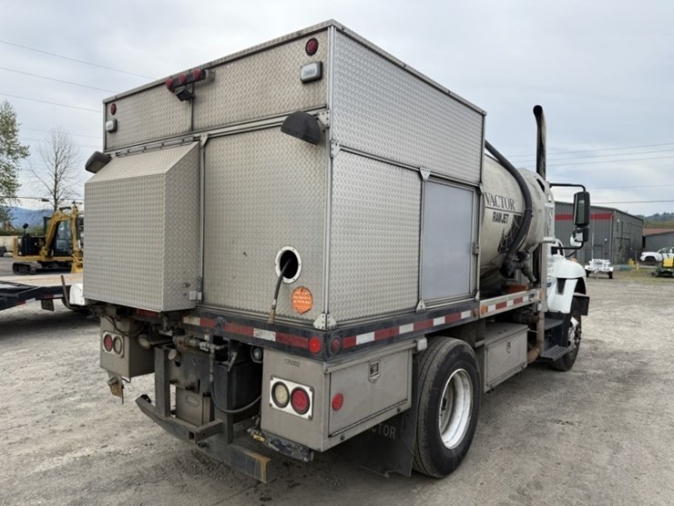 2013-international-7400-image-4