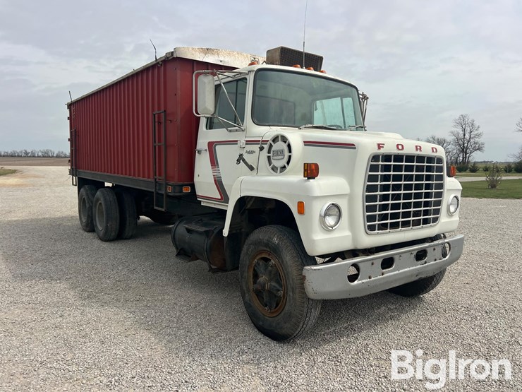 1977-ford-800-image-3