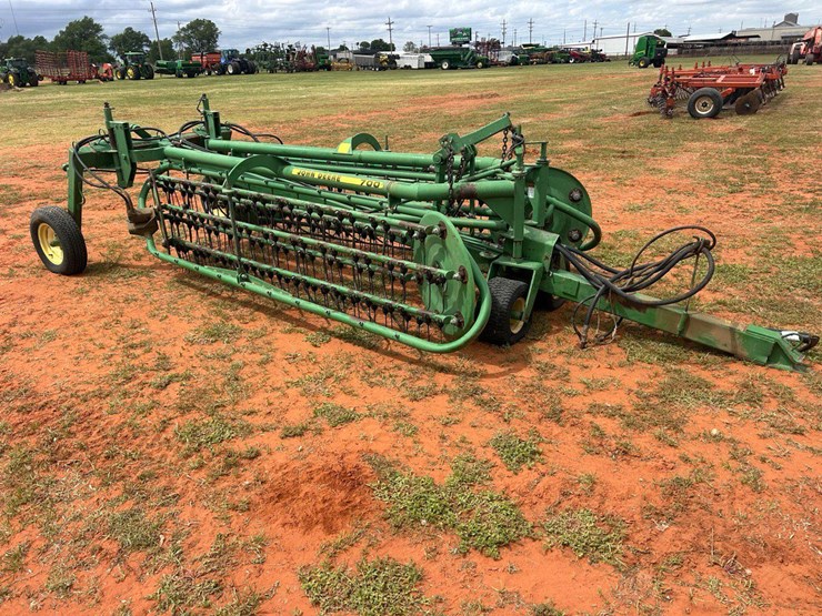 john-deere-700-image-1