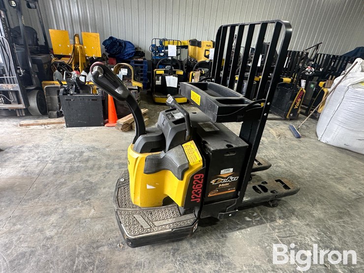 yale-mpe060lvhn24t2736-electric-ride-on-pallet-jack-image-7