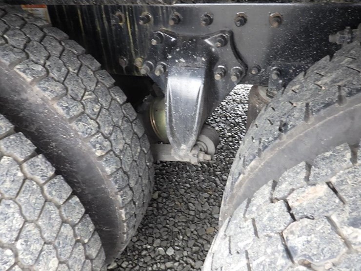 2012-freightliner-cascadia-125-image-18