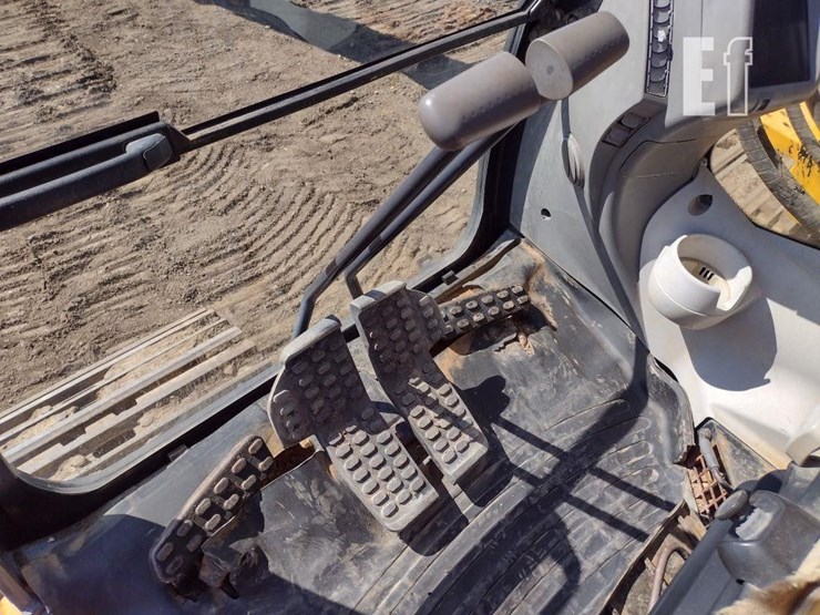 2014-deere-245g-lc-image-13