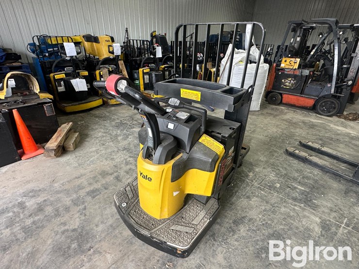 yale-mpe060lvhn24t2736-electric-ride-on-pallet-jack-image-6