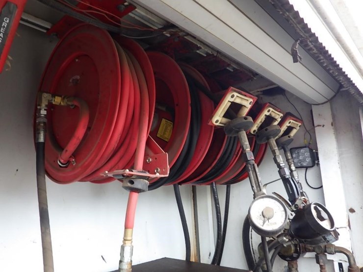 2005-peterbilt-pb330-22'-t/a-fuel-lube-truck-image-13