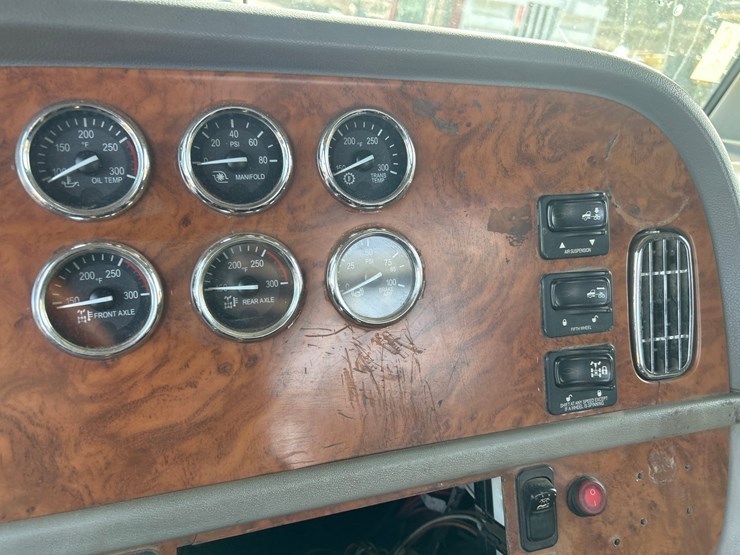 peterbilt-388-image-65
