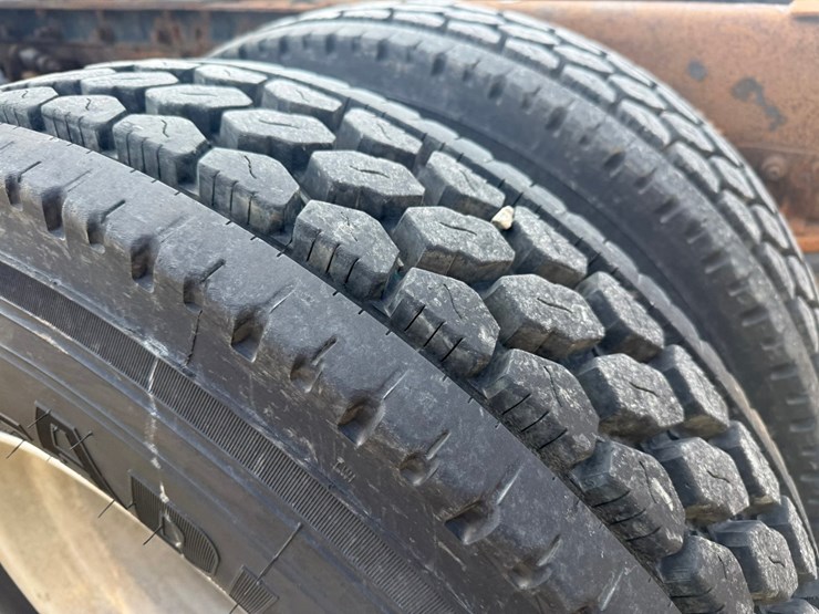 #1262-•-2004-international-9400i-6x4-sleeper-cab-truck-tractor-image-83