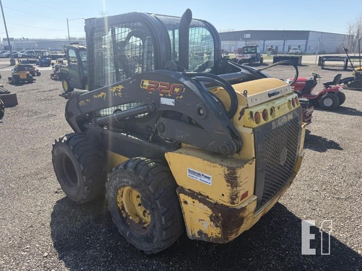 2018-new-holland-l220-image-2