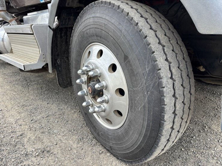 2022-peterbilt-567-image-22