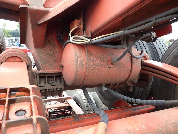 2016-peterbilt-3-axle-logging-truck-image-19